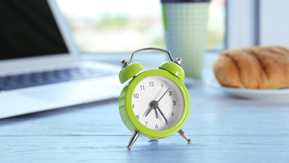 Se você leva uma vida agitada e tem pouco tempo livre para cozinhar refeições saudáveis, saiba que não está sozinha! A rotina do dia a dia muitas vezes exige que estejamos sempre em movimento, por isso nessas situações, muitas vezes é difícil encontrar tempo para planejar e preparar refeições saudáveis, o que acaba resultando em uma alimentação desequilibrada. Além disso, a facilidade de encontrar fast-foods, alimentos processados e prontos para consumo acaba se tornando uma opção prática para muitos. No entanto, essa rotina pode levar a uma série de problemas de saúde, como obesidade, diabetes, doenças cardíacas, entre outros. Por isso, é importante buscar alternativas viáveis para manter uma alimentação saudável e equilibrada, mesmo com a rotina atribulada. Aqui, apresentamos dicas valiosas que podem fazer uma grande diferença no seu dia a dia.